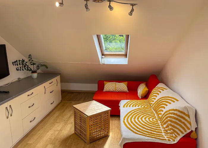 1 Bed Attic Flat With Easy Reach To City Centre