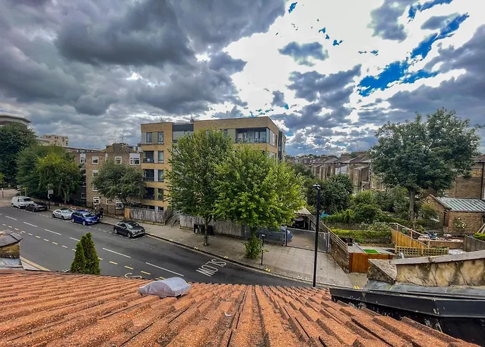 1 Bed Attic Flat With Easy Reach To City Centre