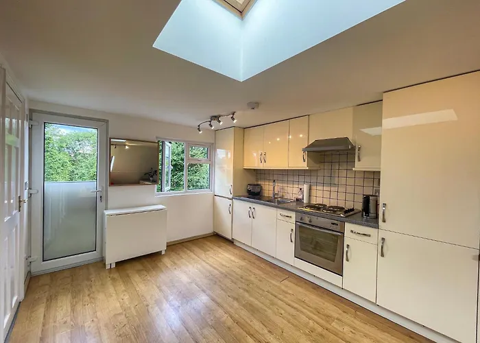 1 Bed Attic Flat With Easy Reach To City Centre